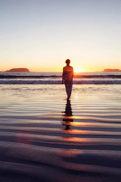 Вид Ззаду Жінки Ходить Воді Океану Під Час Заходу Сонця — стокове фото