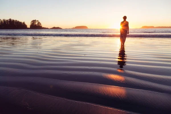 Жінка Стоїть Воді Океану Під Час Заходу Сонця — стокове фото