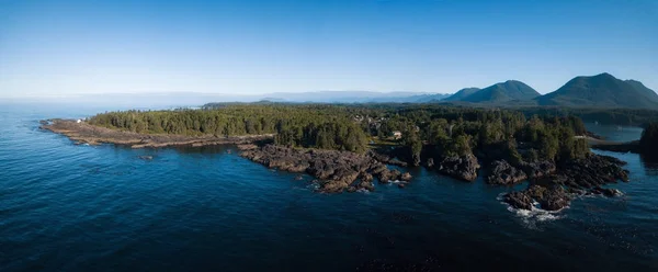 Paisaje escénico en la costa del océano — Foto de Stock