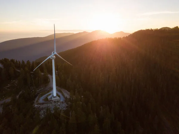 Hermoso Paisaje Montaña Con Turbina Eólica — Foto de Stock