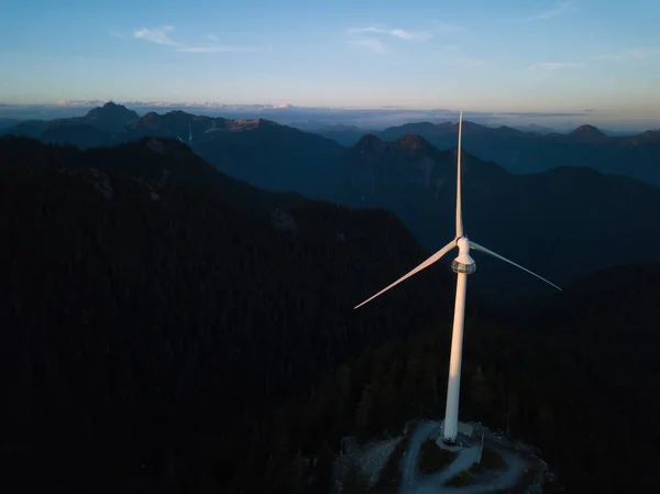 Schöne Berglandschaft Mit Windkraftanlage — Stockfoto