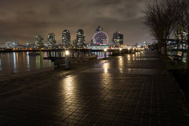 Bir yağmurlu kış gün boyunca gece şehir şehir manzaralı. False Creek, Vancouver, British Columbia, Kanada alınan.