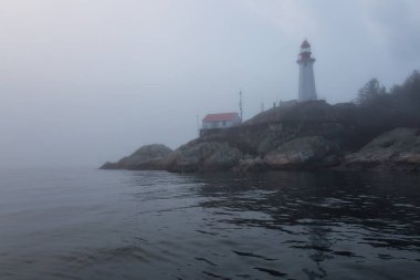 Bir sis kaplı gün batımı sırasında deniz feneri Park manzarası. Horseshoe Bay, Batı Vancouver, British Columbia, Kanada alınan.