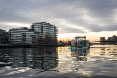 Downtown Vancouver, British Columbia, Kanada - 28 Ocak 2017 - A küçük taksi Feribot Tekne False Creek içinde canlı kış günbatımı sırasında biniyor.