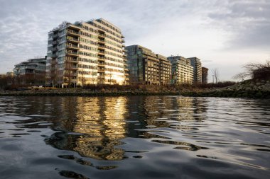Canlı kış günbatımı sırasında Vancouver, British Columbia, Kanada, şehir merkezindeki konut binalarda görüntüleyin.