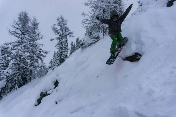 Snowboardåkare Rider Extrema Och Brant Fjällterräng Tagit Kicking Horse Mountain — Stockfoto