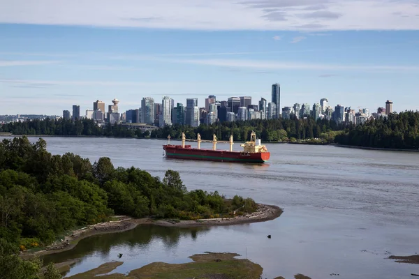 Navire devant le centre-ville de Vancouver — Photo