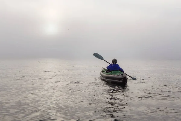 Ragazza Che Kayak Kayak Gonfiabile Howe Sound Durante Tramonto Invernale — Foto Stock