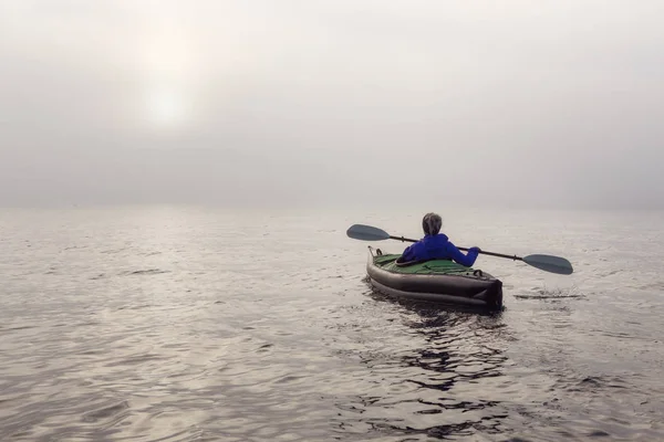 Girl Kayaking Inflatable Kayak Howe Sound Fog Covered Winter Sunset — Stock Photo, Image