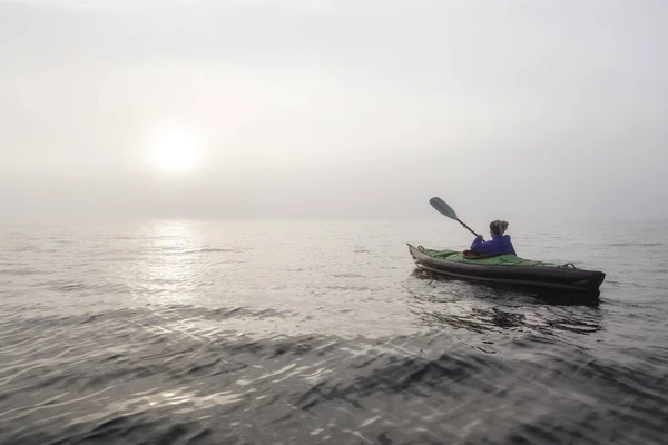 Девушка Плавает Надувном Каяке Заливе Хоу Время Тумана Покрытого Зимним — стоковое фото