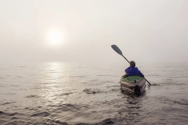 Girl Kayaking Inflatable Kayak Howe Sound Fog Covered Winter Sunset — Stock Photo, Image