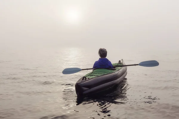 Dívka Kajaku Nafukovací Kajak Howe Sound Během Mlha Pokryta Západ — Stock fotografie