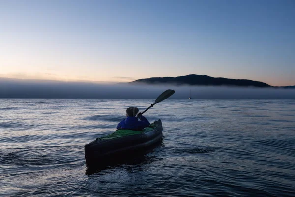 Mujer Aventurera Kayak Mar Kayak Inflable Durante Una Vibrante Puesta — Foto de Stock