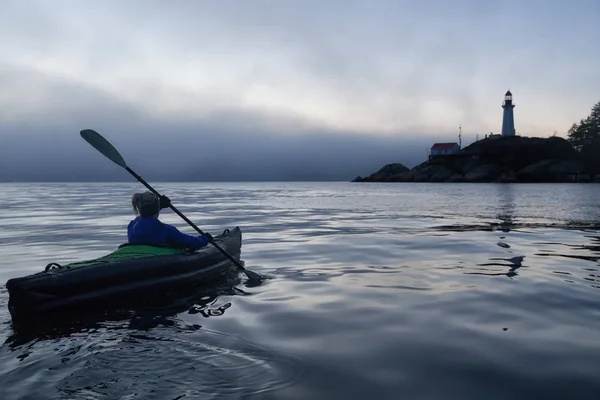 Mulher Aventurosa Caiaque Mar Perto Farol Durante Pôr Sol Inverno — Fotografia de Stock