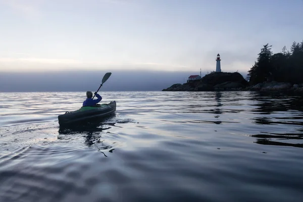 Mujer Aventurera Kayak Mar Cerca Faro Durante Una Puesta Sol —  Fotos de Stock