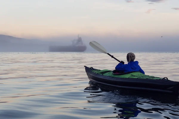 Aventure Fille Est Kayak Sur Kayak Gonflable Dans Baie Fer — Photo
