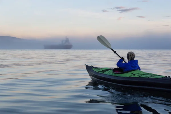 アドベンチャー ガール バック グラウンドで船とホースシュー ベイで膨脹可能なカヤック カヤックです 冬の間に日没バンクーバー カナダで撮影 — ストック写真