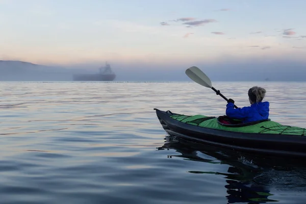 Chica Aventura Kayak Kayak Inflable Horseshoe Bay Con Barco Fondo — Foto de Stock