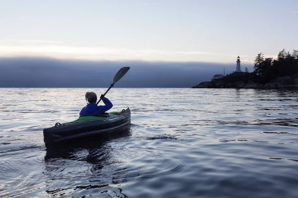 Mujer Aventurera Kayak Mar Cerca Faro Durante Una Puesta Sol — Foto de Stock