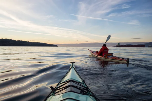 Adventure Man Sea Kayak Egy Élénk Színes Téli Naplementében Kajakozik — Stock Fotó