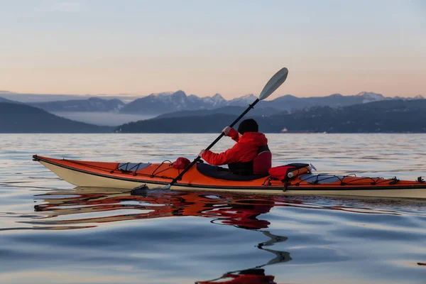 Äventyrsmannen Havskajak Paddlar Kajak Pulserande Och Färgstark Vintersolnedgång Tagen Vancouver — Stockfoto