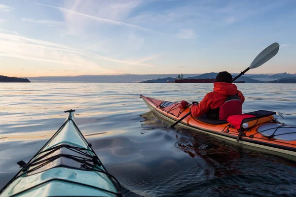 Adventure Man Sea Kayak Egy Élénk Színes Téli Naplementében Kajakozik — Stock Fotó