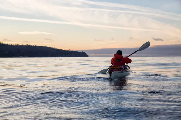Adventure Man Sea Kayak Está Caiaque Durante Pôr Sol Inverno — Fotografia de Stock