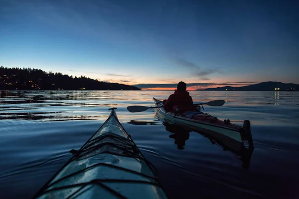 Adventure Man Sea Kayak Gode Della Splendida Vista Durante Tramonto — Foto Stock