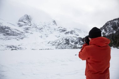 Kış aylarında güzel bir Kanada dağ manzara fotoğraflarını fotoğrafçı. Pemberton, British Columbia, Kanada yakınındaki Joffre göllerde alınan.