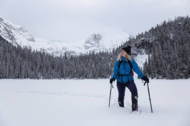Macera kadın güzel Kanada kar kaplı manzara içinde kış döneminde snowshoeing. Joffre Gölü, Vancouver, British Columbia, Kanada kuzeyindeki alınan.