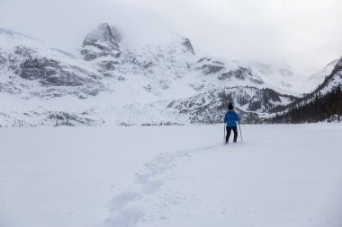Macera kadın güzel Kanada kar kaplı manzara içinde kış döneminde yürüyüş. Joffre Gölü, Vancouver, British Columbia, Kanada kuzeyindeki alınan.