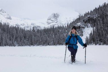 Macera kadın güzel Kanada kar kaplı manzara içinde kış döneminde snowshoeing. Joffre Gölü, Vancouver, British Columbia, Kanada kuzeyindeki alınan.