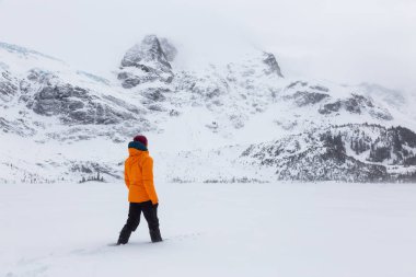 Macera adamı renkli kıyafet güzel Kanada manzara yürüyüş. Joffre Gölü, Vancouver, British Columbia, Kanada kuzeyindeki alınan.