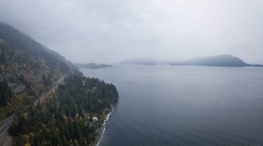 Gökyüzü otoyol Howe ses için güzel bir deniz hava dron panoramik görünümünü kasvetli bulut sırasında gün kapalı. Vancouver, British Columbia, Kanada kuzeyindeki alınan.