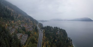 Gökyüzü otoyol Howe ses için güzel bir deniz hava dron panoramik görünümünü kasvetli bulut sırasında gün kapalı. Vancouver, British Columbia, Kanada kuzeyindeki alınan.