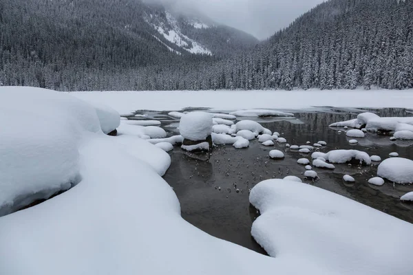 Пейзаж Свежего Снега Замерзшем Озере Жоффре Зимой Снимок Сделан Недалеко — стоковое фото