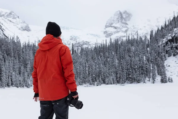 Fotógrafo Tirar Fotos Uma Bela Paisagem Montanhosa Canadense Durante Inverno — Fotografia de Stock