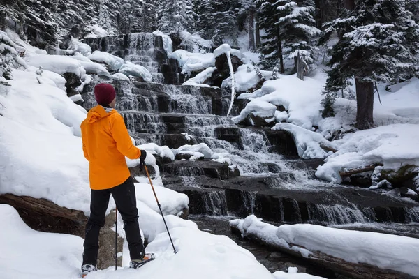 Homem Aventura Além Uma Bela Cachoeira Deserto Inverno Tomado Joffre — Fotografia de Stock