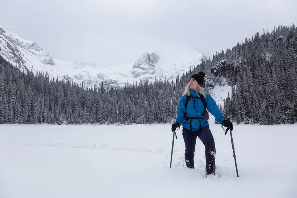 Mujer Aventura Raquetas Nieve Hermoso Paisaje Cubierto Nieve Canadiense Tiempo — Foto de Stock