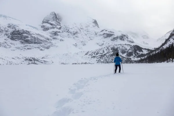 Mulher Aventura Está Caminhando Bela Paisagem Coberta Neve Canadense Tempo — Fotografia de Stock