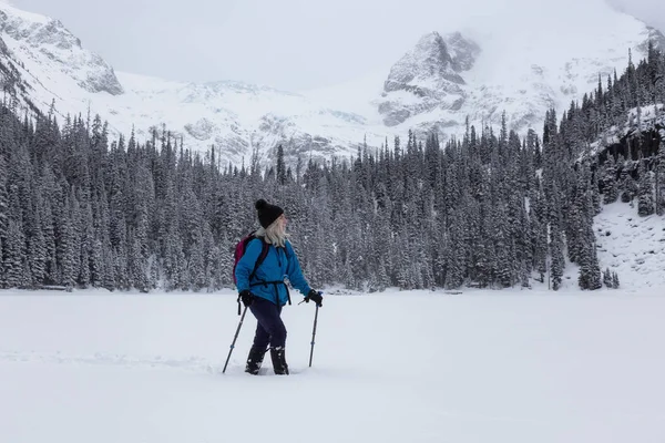 Abenteuer Frau Ist Schneeschuhwandern Der Schönen Kanadischen Verschneiten Landschaft Winter — Stockfoto