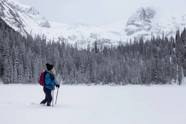 Mulher Aventura Snowshoeing Bela Paisagem Coberta Neve Canadense Tempo Inverno — Fotografia de Stock