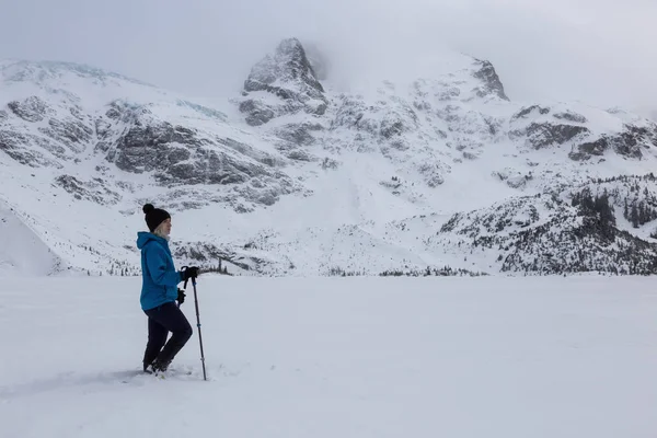 Dobrodružství Žena Turistika Krásné Kanadské Snow Zahrnuty Krajina Zimním Období — Stock fotografie