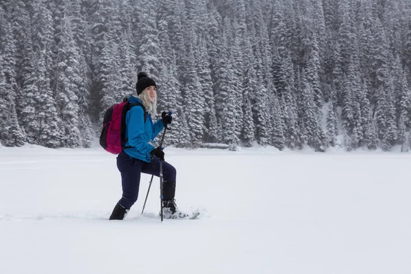 Περιπέτεια Γυναίκα Snowshoeing Στο Όμορφο Καναδική Χιόνι Κάλυψε Τοπίο Στη — Φωτογραφία Αρχείου