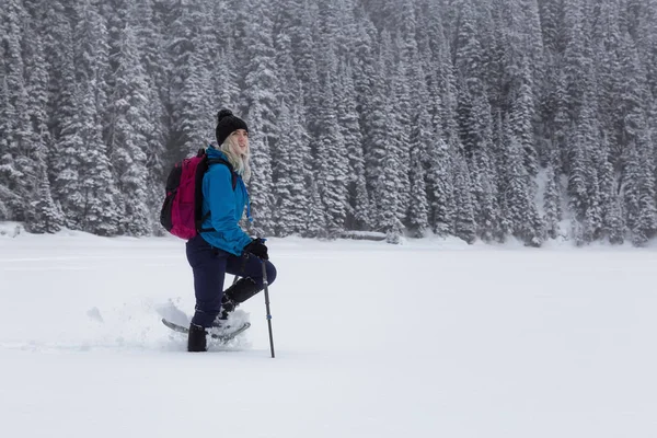 Περιπέτεια Γυναίκα Snowshoeing Στο Όμορφο Καναδική Χιόνι Κάλυψε Τοπίο Στη — Φωτογραφία Αρχείου