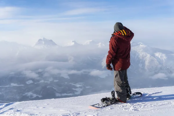 Snowboarder in cima alla montagna — Foto Stock