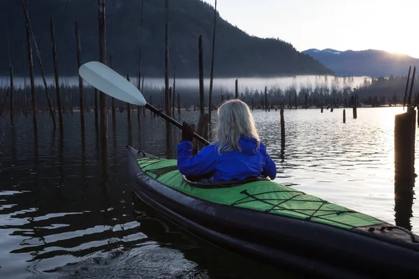 Chica Aventurera Kayak Kayak Inflable Hermoso Lago Con Montañas Fondo — Foto de Stock