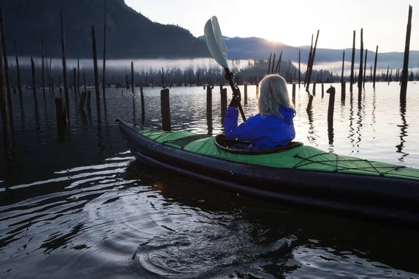 Dobrodružný Dívka Jízda Kajaku Nafukovací Kajak Nádherné Jezero Horami Pozadí — Stock fotografie