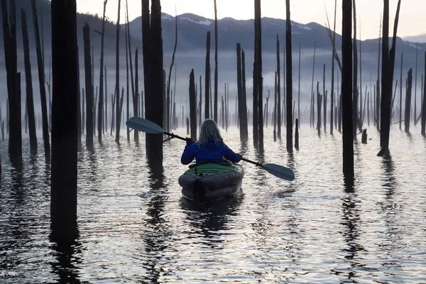 Kajakfahren in einem See — Stockfoto