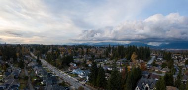 Bir banliyö mahalle canlı ve bulutlu gün batımı sırasında hava panoramik manzaralı. Büyük Vancouver, British Columbia, Kanada alınan.